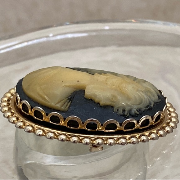 Vintage Unsigned Victorian Lady Cameo Brooch - Picture 5 of 11